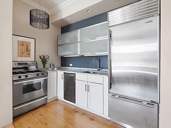 5th image of 260 W 10th St APT 5E