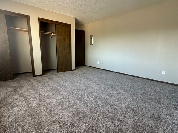 921 Emmons St #8, Hiawatha, IA 52233