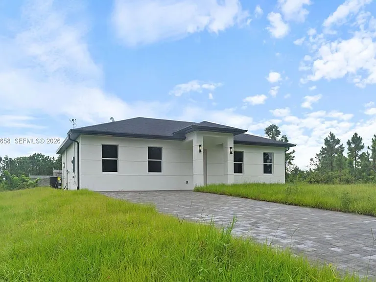 710 Peacock Ave — Photo 2