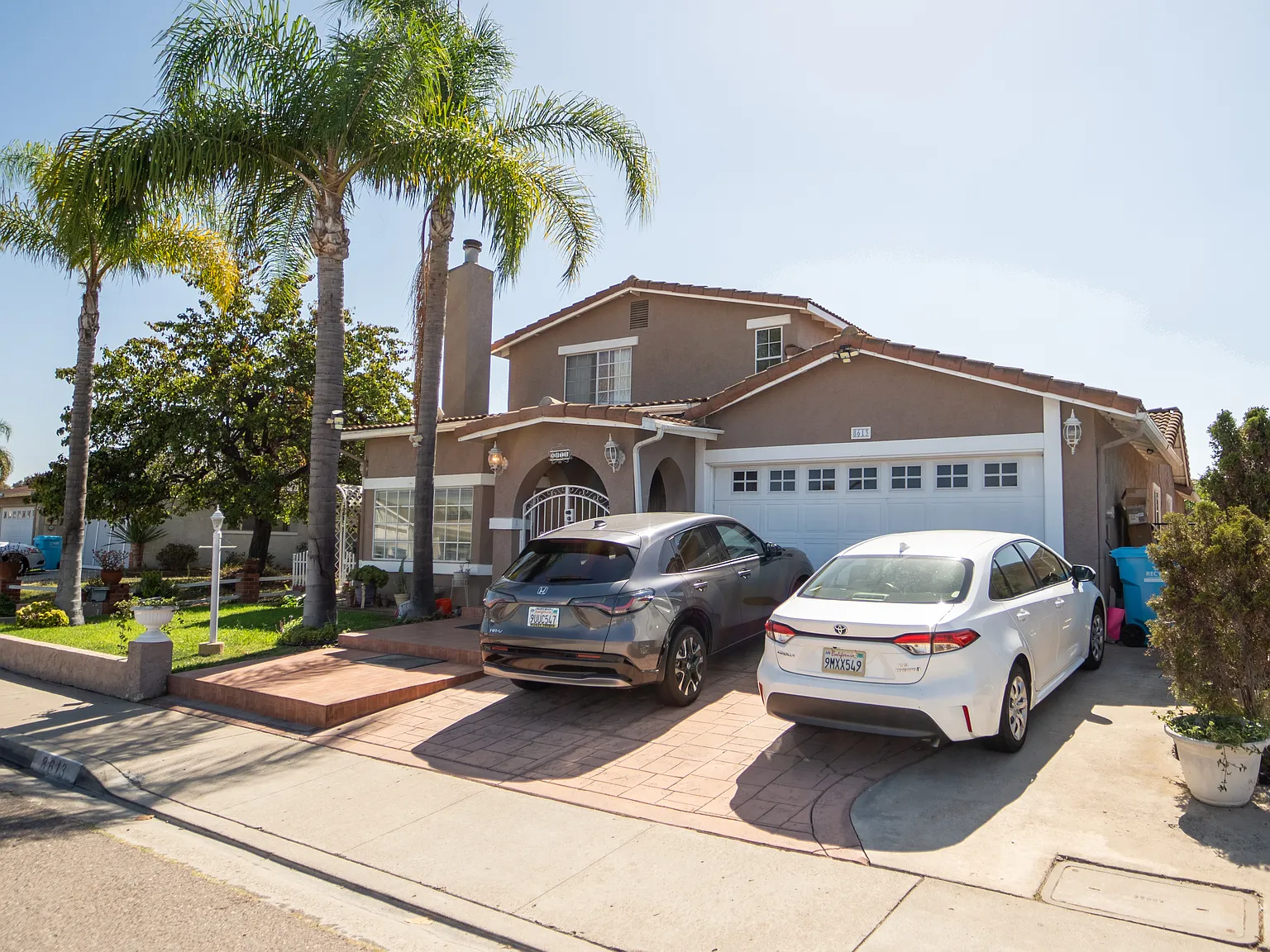 5 bed, 2551 sqft, $5,725 — Photo 1