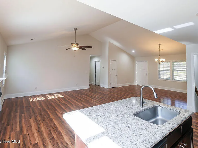315 Adams Cir — Photo 7
