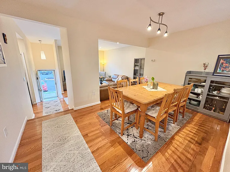 9710 Lakepointe Dr — Photo 14