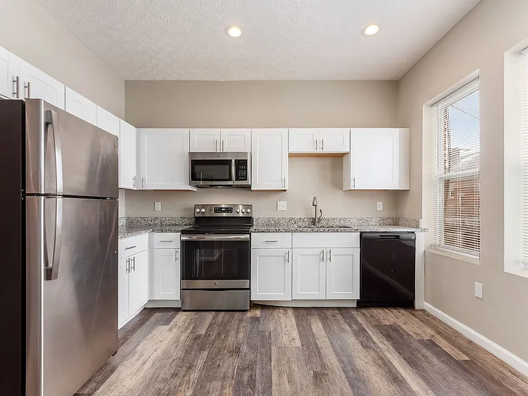 1363 Summit St — Photo 1