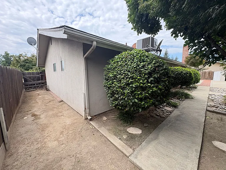 2232 E Paradise Ave — Photo 38