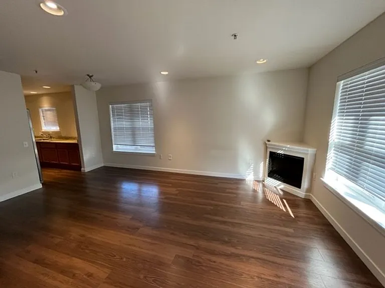 Modern 3 bedroom Townhomes with Garage — Photo 3