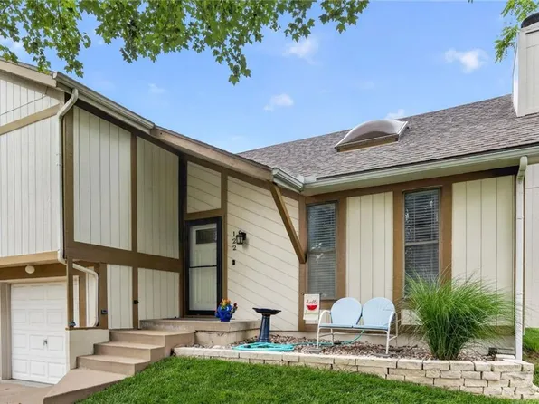 122 N Saxony Dr, Olathe, KS 66061