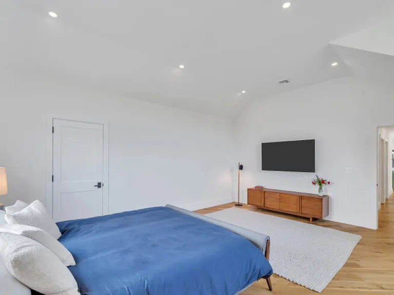 945 Royalton Row — Photo 32