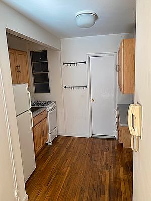3rd image of 215 E 89th St #D2