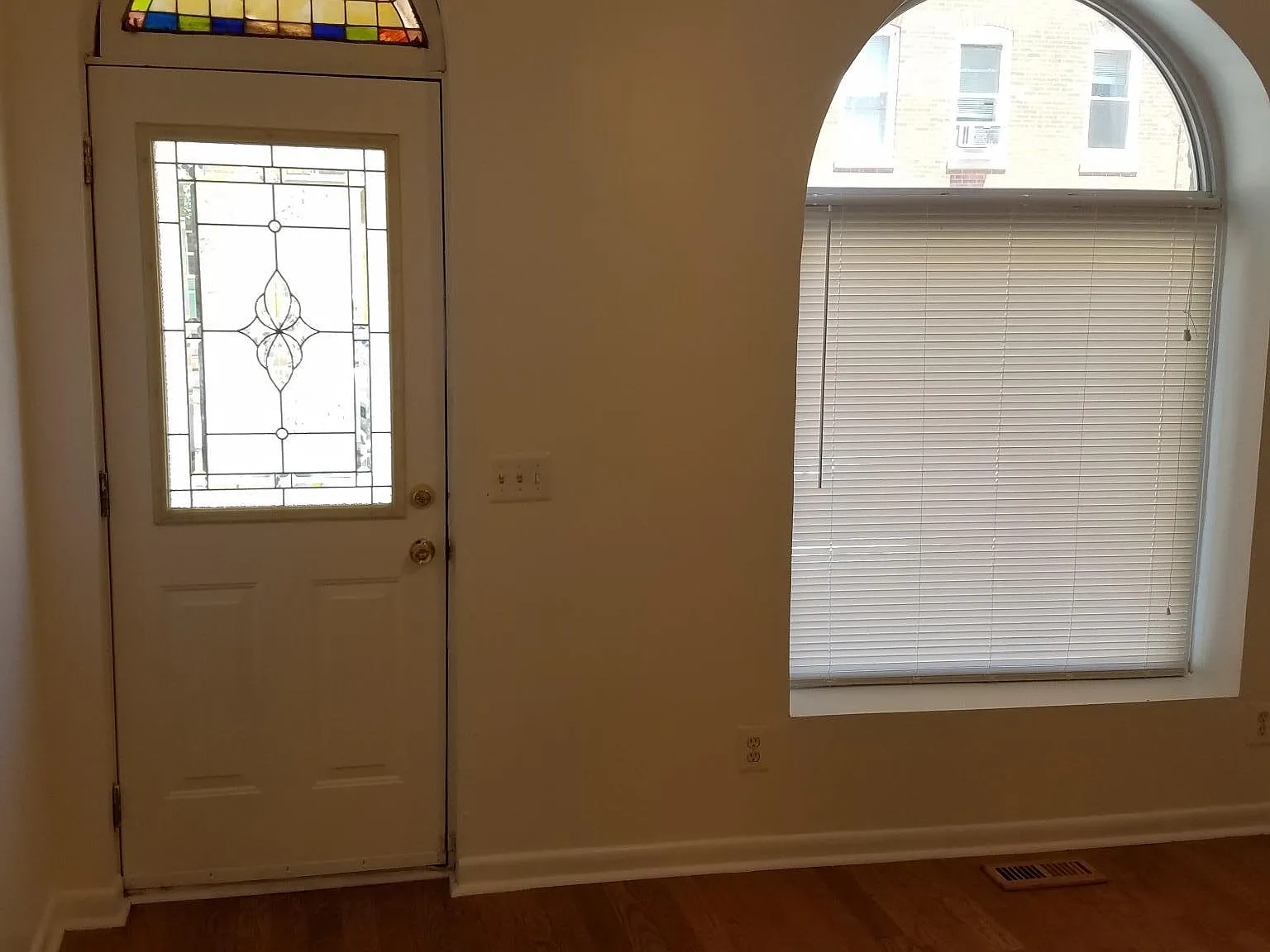 3 bed, 2.5 bath, 1900 sqft, $2,500 — Photo 2
