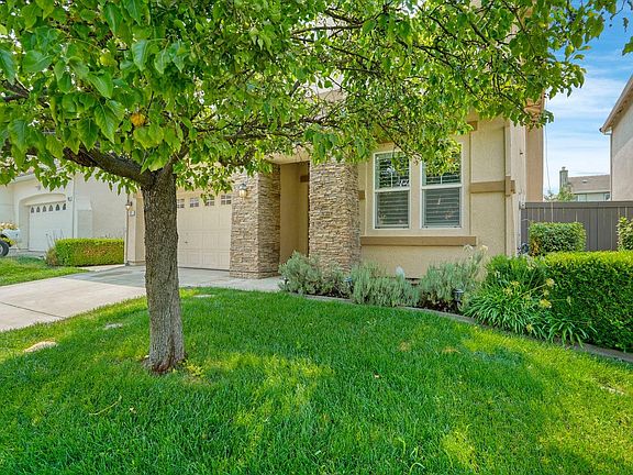 3rd image of 371 Mahonia Cir