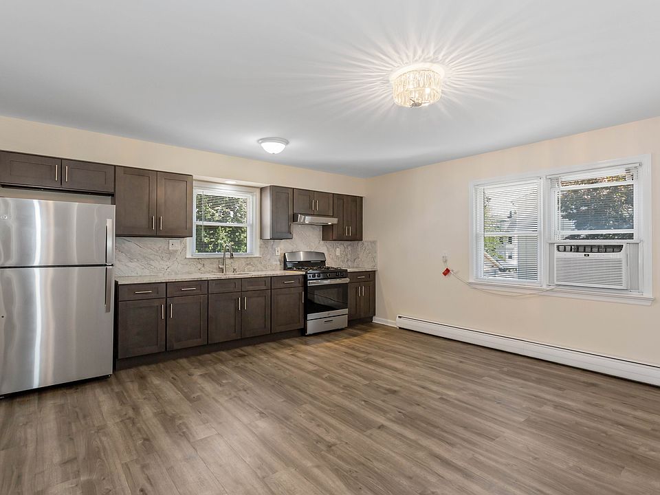 Kitchen W/Dining Area