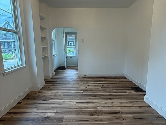 4th image of 467 Reno St