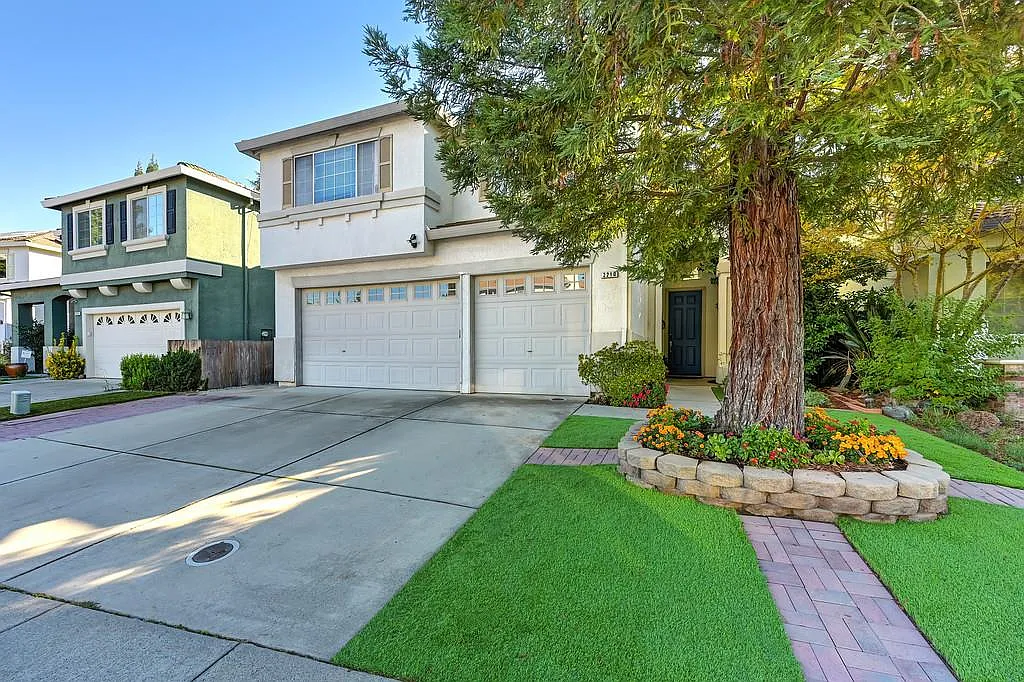 2210 Railway Cir photo 1
