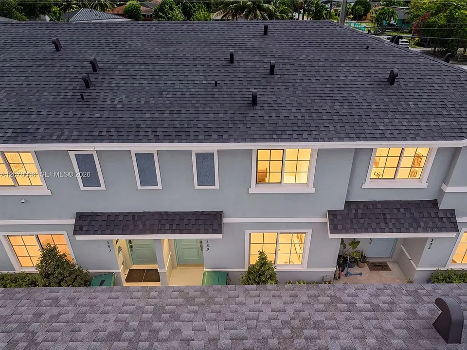 389 NW 10th St