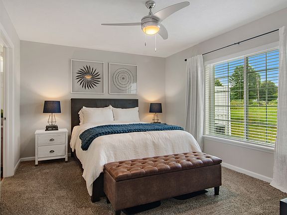 Large Main Bedroom with En-suite Bathroom & Closet