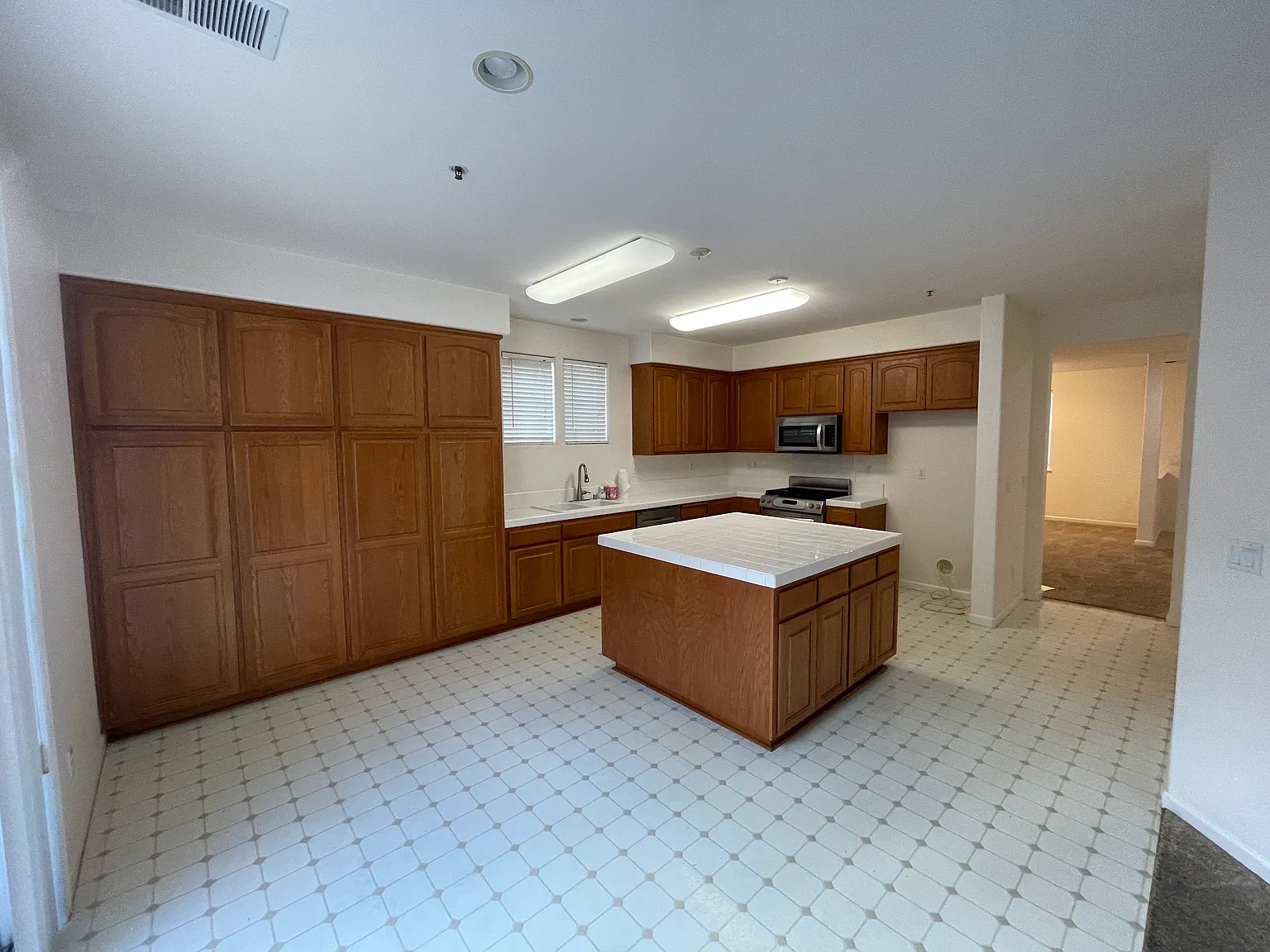 3 bed, 2.5 bath, 2654 sqft, $4,450 — Photo 2
