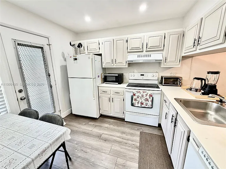 2707 Nassau Bnd #H2 — Photo 2