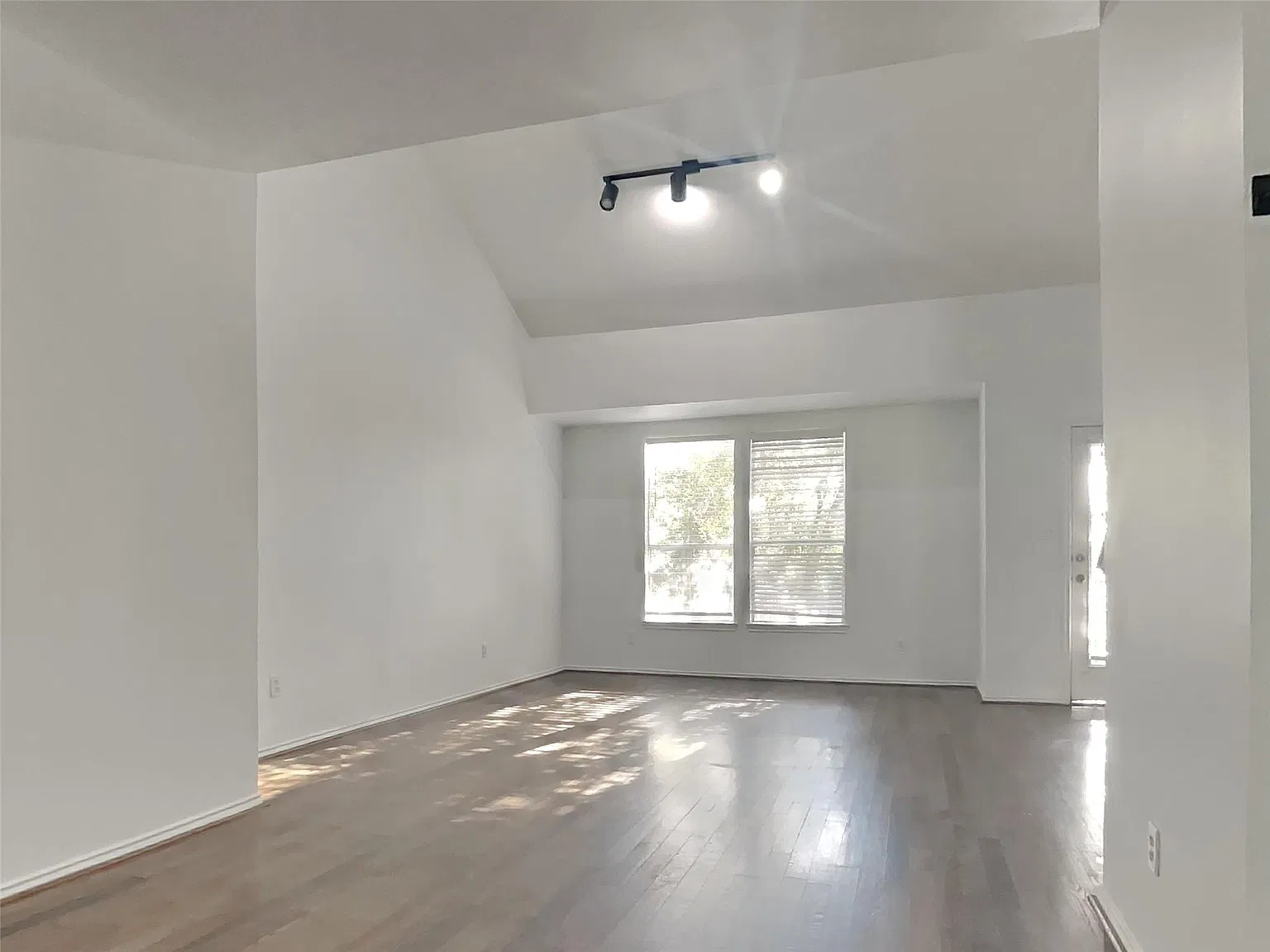 2 bed, 2.0 bath, 1686 sqft, $1,945 — Photo 2