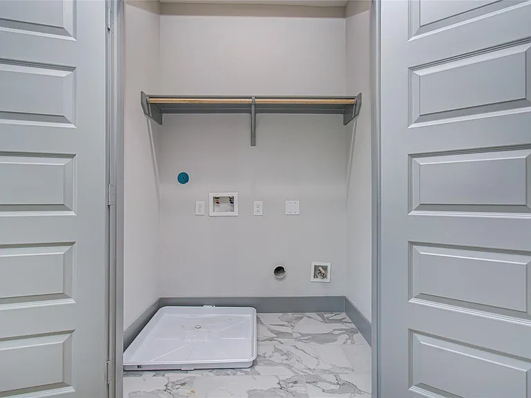 835 S Victory Dr — Photo 35