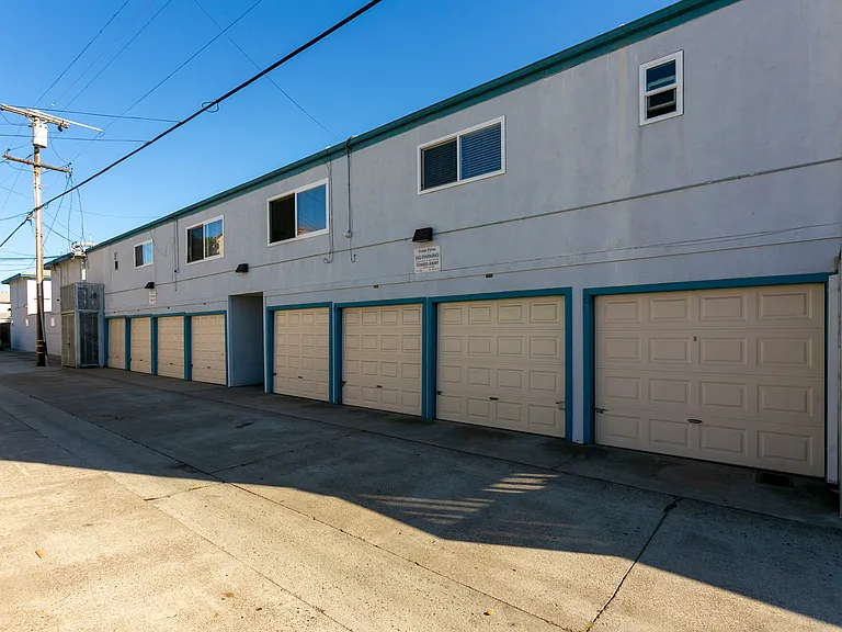Ocean Palms Apartments — Photo 24