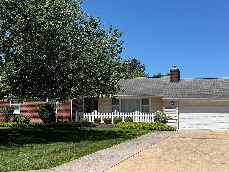139 S Eastview Ave — Photo 1