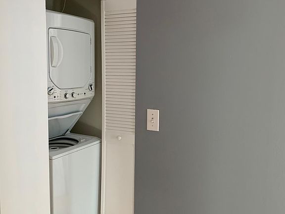 3rd image of 3900 N Pine Grove Ave APT 204