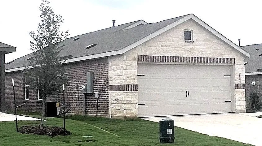 3 bed, 2.0 bath, 1451 sqft, $1,795 — Photo 2