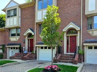 203 Dean Ridge Ct, Cranston, RI 02920