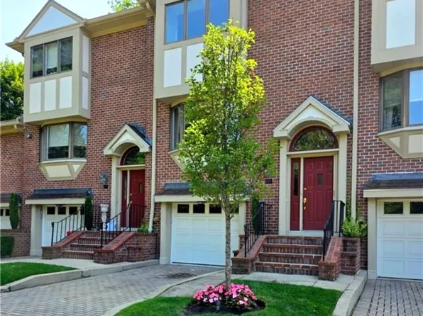 203 Dean Ridge Ct, Cranston, RI 02920