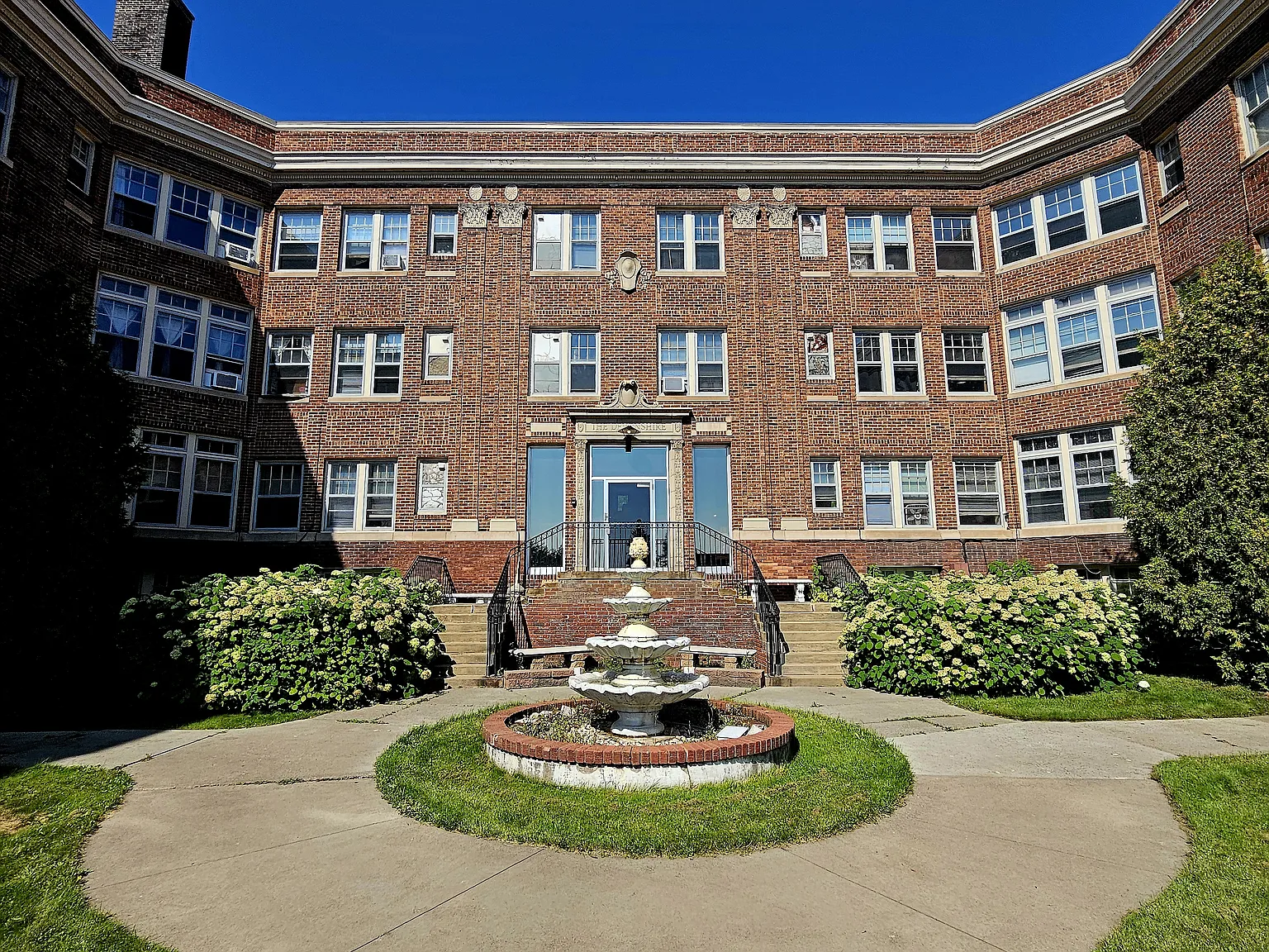 Devonshire Apartments — Photo 1