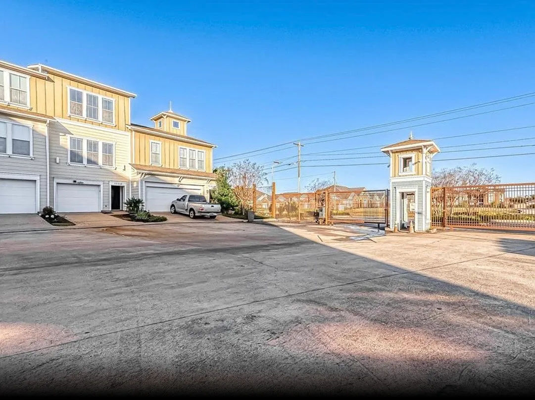 3 bed, 2.5 bath, 2166 sqft, $2,300 — Photo 4