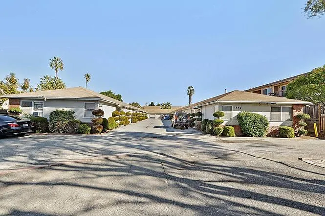2 bed, $3,200 — Photo 1