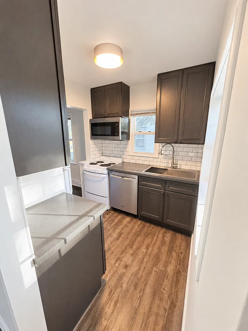 Charming 2bd/2ba Bungalow in Madison Heights — Photo 3