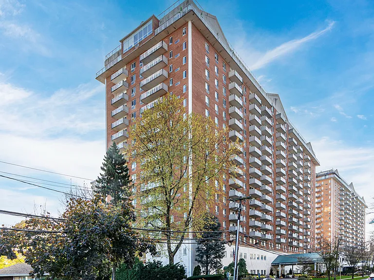 Excelsior II Apartments — Photo 9