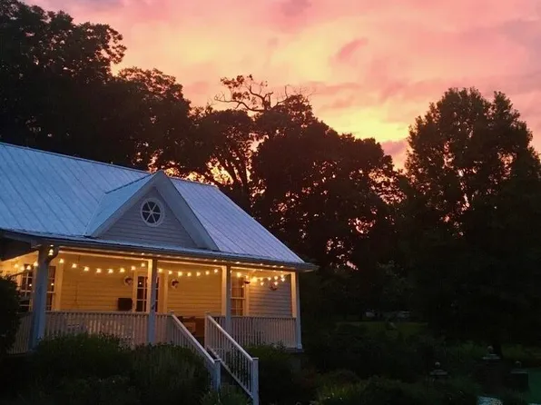 212 S Occoneechee St, Hillsborough, NC 27278