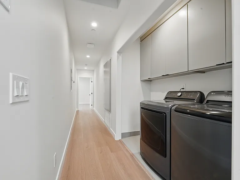 8236 1/2 Blackburn Ave — Photo 12