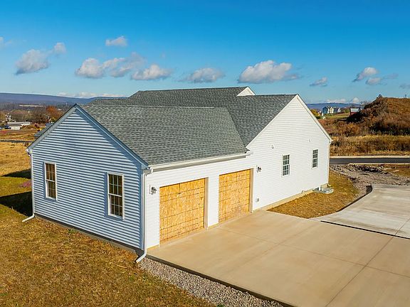 3rd image of 30 Maple Crest Dr