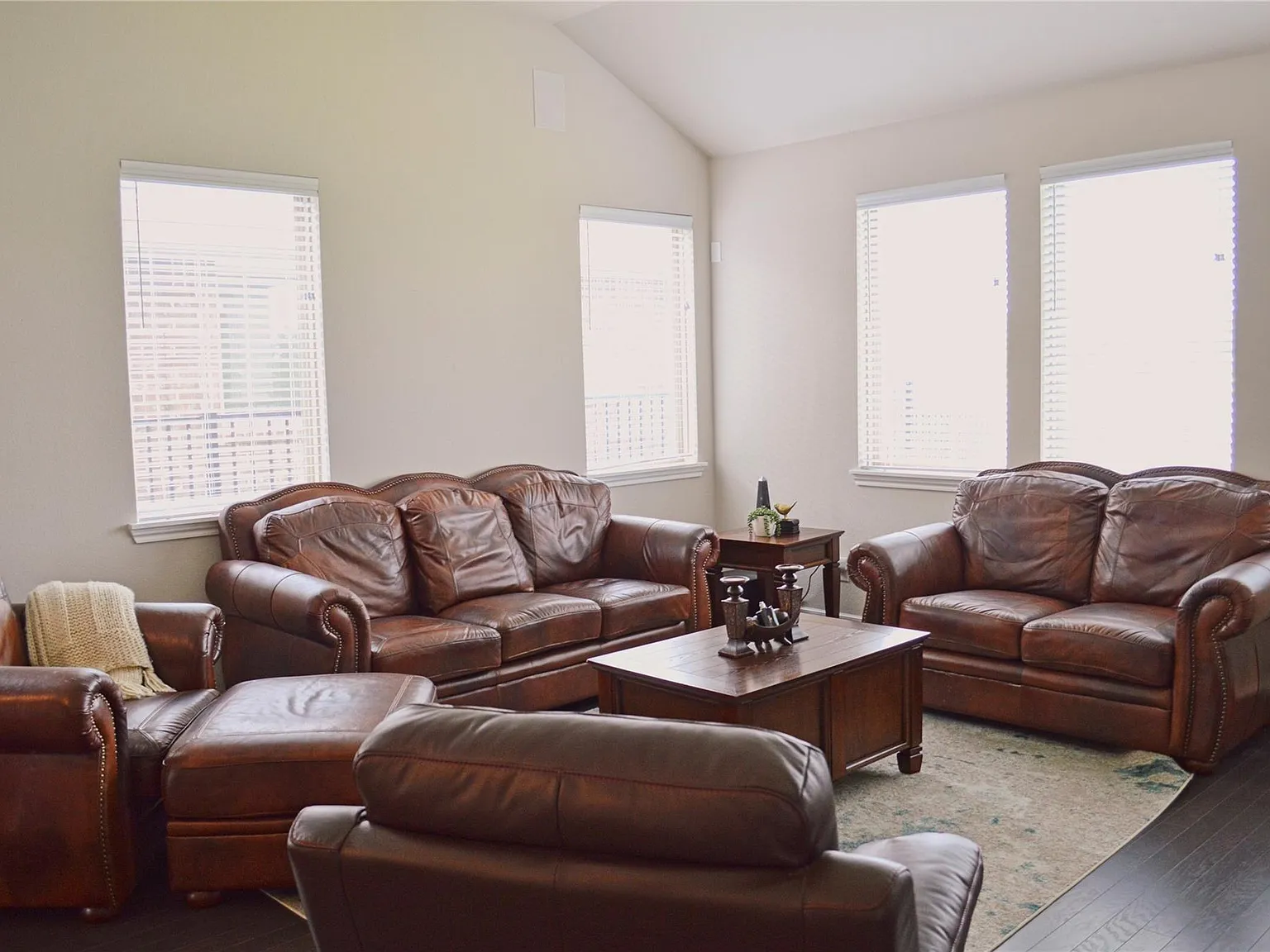 4 bed, 2.5 bath, 2406 sqft, $3,100 — Photo 3