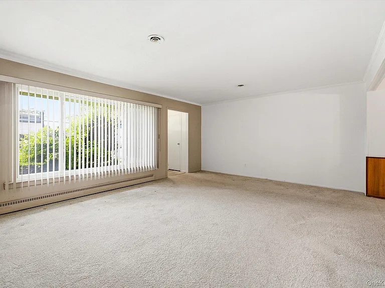531 Surrey Pl — Photo 6
