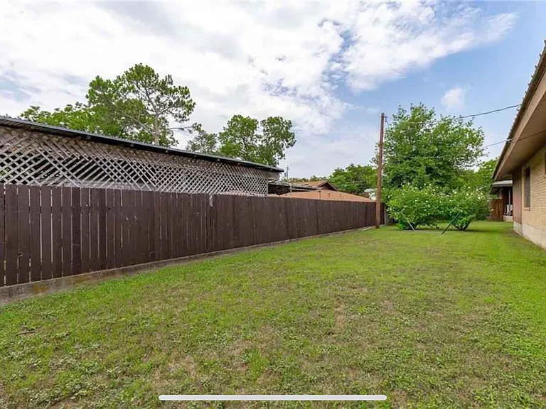 203 E Brier Ln — Photo 21