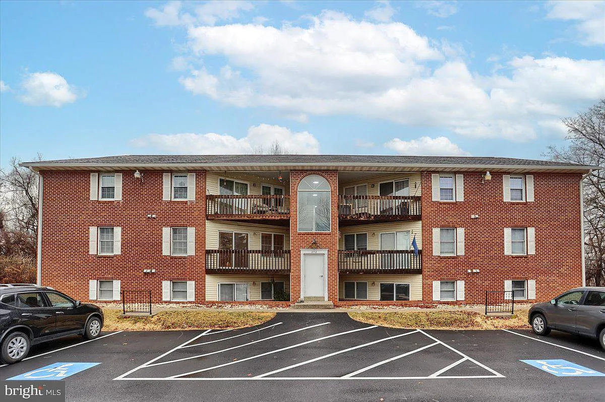 2 bed, 1.0 bath, 900 sqft, $1,350 — Photo 1