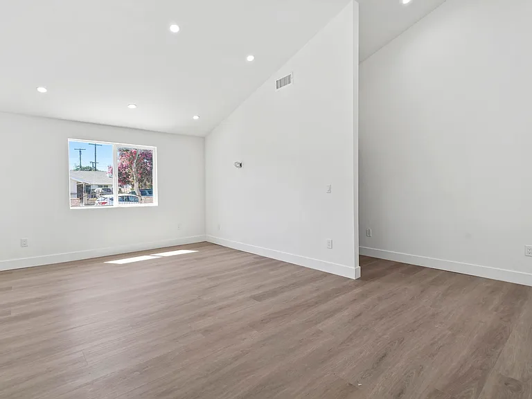 7906 Oakdale Ave — Photo 13