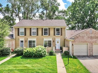 1123 Kings Cove Dr, Rochester, MI 48306