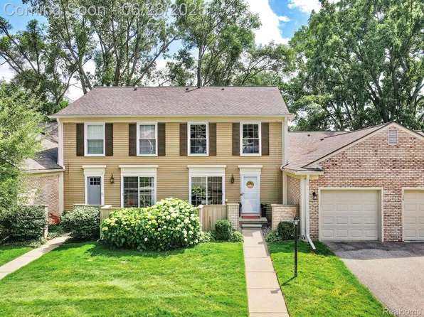 1123 Kings Cove Dr, Rochester, MI 48306