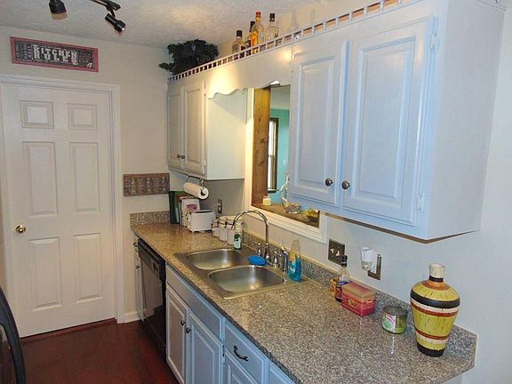 3rd image of 208 Warren Cir