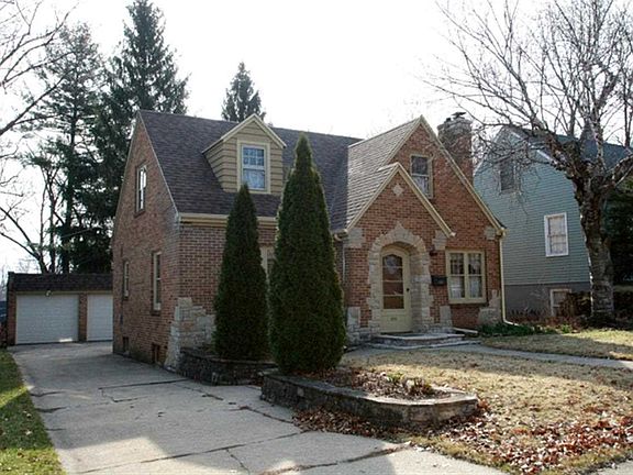2nd image of 305 N Oak Knolls Ave