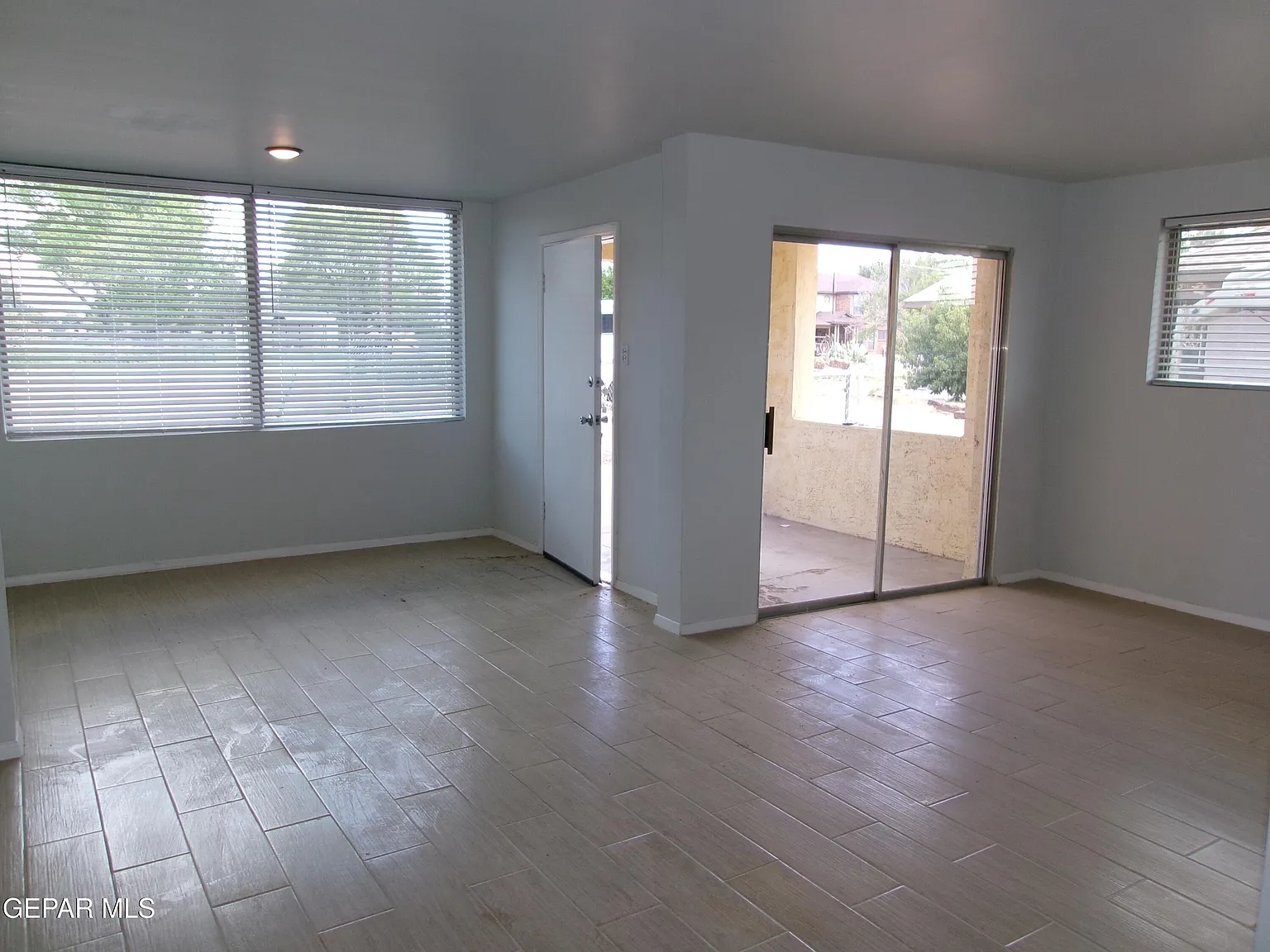2 bed, 2.5 bath, 2000 sqft, $1,850 — Photo 2