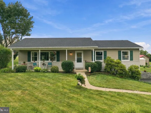 4 Buckingham Dr, Chambersburg, PA 17201