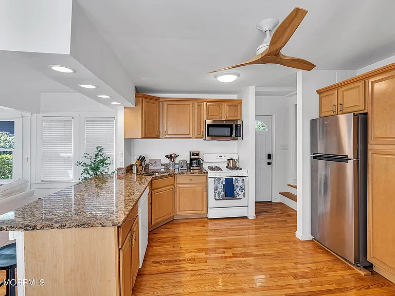 226 Sylvania Ave — Photo 6