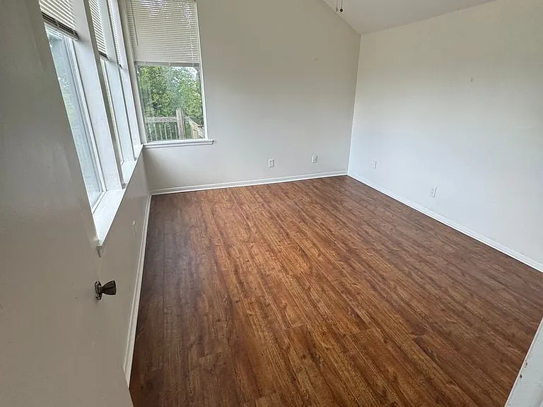 2920 Rhodes Cir — Photo 4